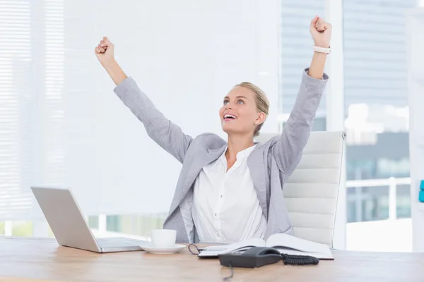 Mujer de negocios feliz con los brazos levantados —  Fotos de Stock