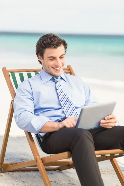 Geschäftsmann mit Tablet-PC — Stockfoto