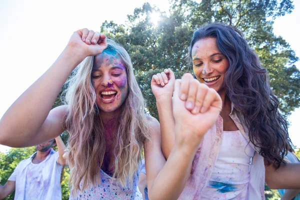 Amici felici ricoperti di vernice in polvere — Foto Stock