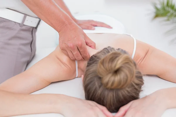 Fisioterapeuta fazendo massagem no ombro — Fotografia de Stock