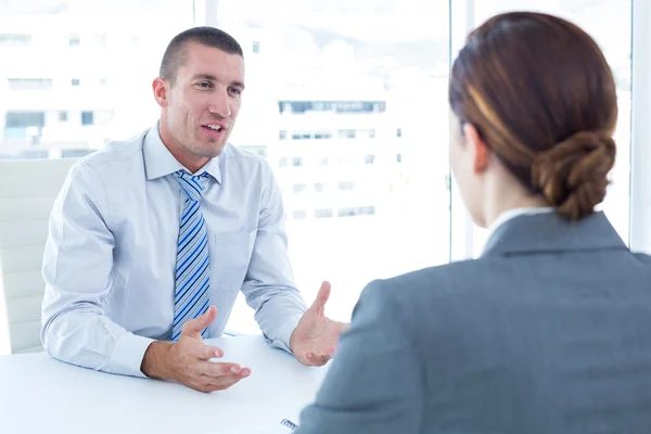 Empresário conduzindo uma entrevista com empresária — Fotografia de Stock