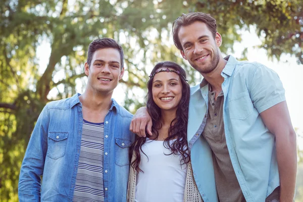 Amigos felizes no parque — Fotografia de Stock