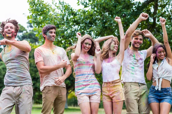 Happy vrienden bedekt met poeder verf — Stockfoto