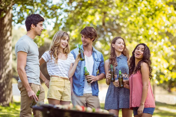 Happy friends in the park having barbecue — Stock Photo, Image