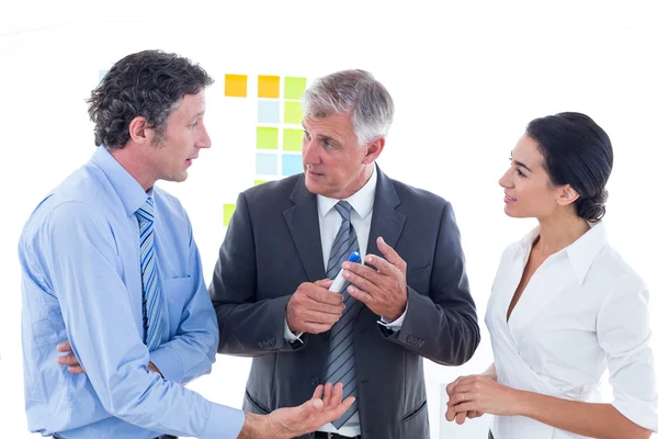 Geschäftsleute beim gemeinsamen Brainstorming — Stockfoto