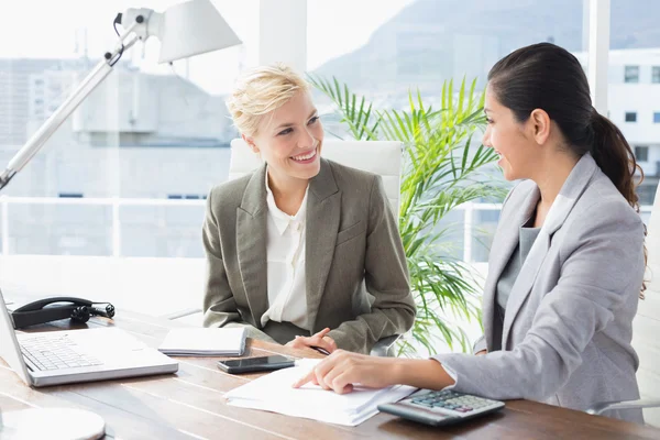 Geschäftsfrauen arbeiten zusammen — Stockfoto