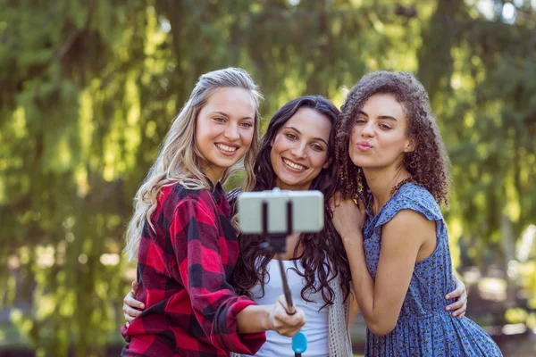Szczęśliwy hipster postawienie selfie w parku — Zdjęcie stockowe