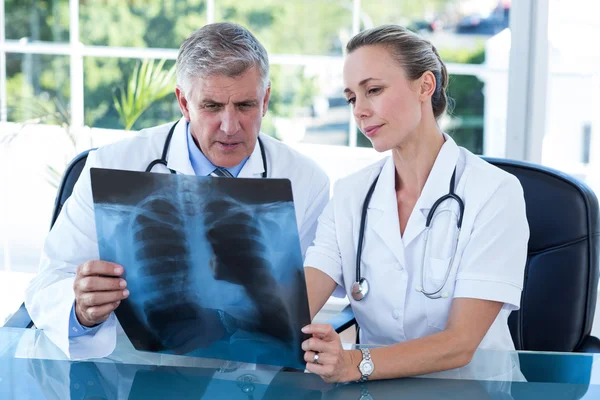Doctors looking together at xray — Stock Photo, Image