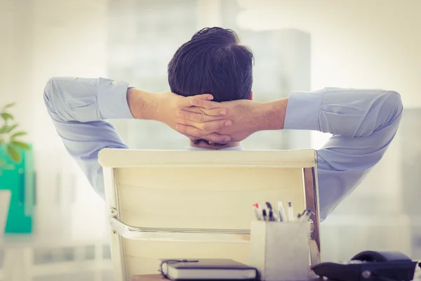 Empresário relaxante em sua cadeira — Fotografia de Stock