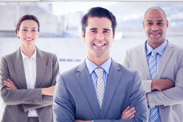 Geschäftskollegen lächeln in die Kamera — Stockfoto