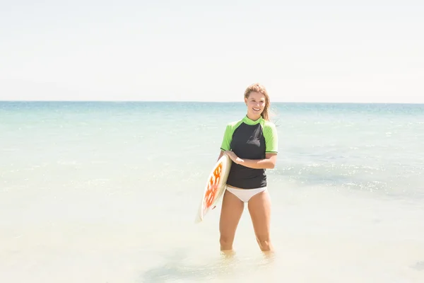Hübsche blonde Frau mit Surfbrett — Stockfoto