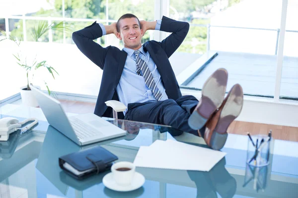 Uomo d'affari che si rilassa su una sedia girevole — Foto Stock