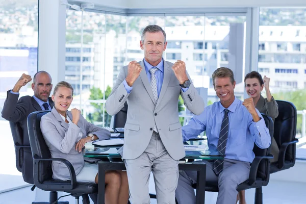 Equipo de negocios sonriendo y celebrando — Foto de Stock