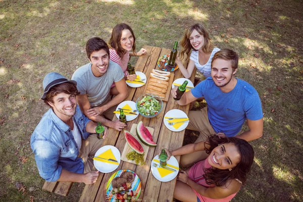 Des amis heureux dans le parc pique-niquent — Photo