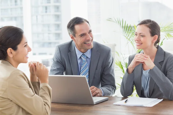 Mensen uit het bedrijfsleven voeren een interview — Stockfoto