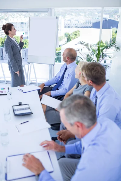 Business folk lyssnar under möte — Stockfoto