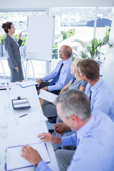 Geschäftsleute hören bei Besprechung zu — Stockfoto