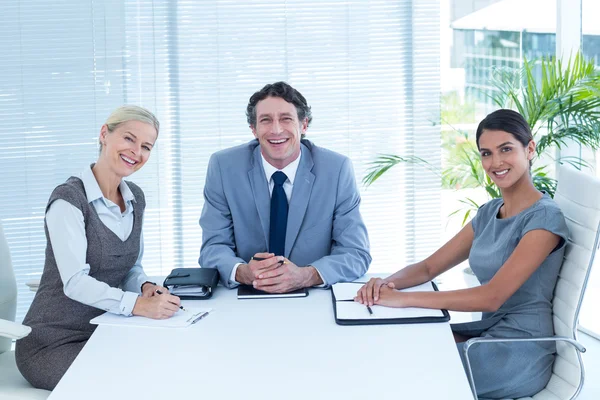 Lächelnde Geschäftsleute — Stockfoto