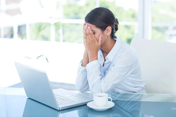 Orolig affärsman med huvudet i händerna — Stockfoto