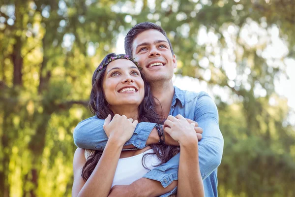 Linda pareja sonriendo en el parque — Foto de Stock