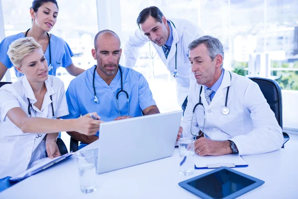 Equipes de médicos que trabalham no computador portátil — Fotografia de Stock