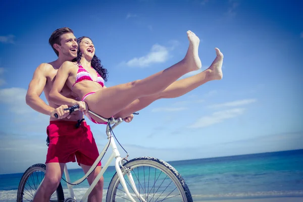 Pareja feliz en un paseo en bicicleta — Foto de Stock