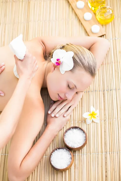 Atractiva mujer recibiendo masaje en su espalda — Foto de Stock