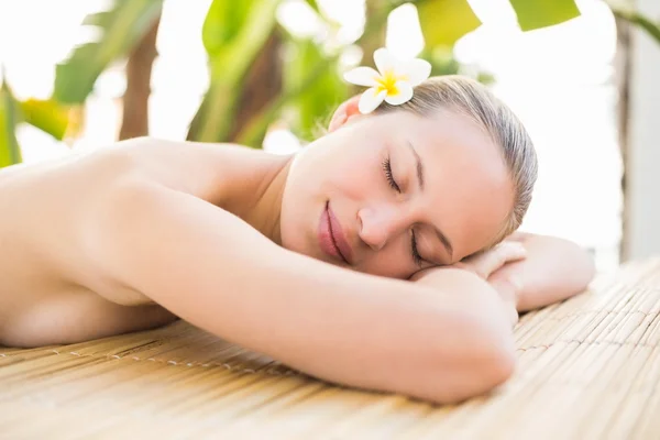 Friedliche Blondine auf Massagetisch liegend — Stockfoto