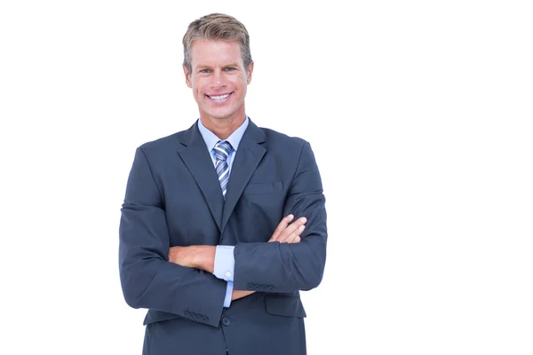 Un hombre de negocios sonriente con los brazos cruzados —  Fotos de Stock