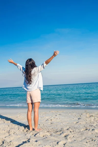 Mulher feliz com os braços estendidos na praia — Fotografia de Stock