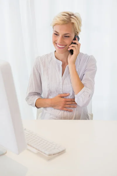 Mulher usando computador — Fotografia de Stock