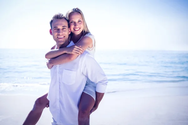 Счастливая пара веселится на пляже — стоковое фото