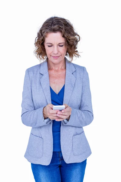 Affärskvinna tittar på sin smartphone — Stockfoto
