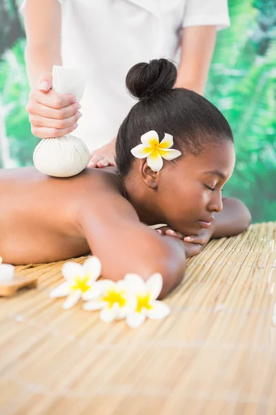 Vrouw genieten van kruiden comprimeren massage — Stockfoto