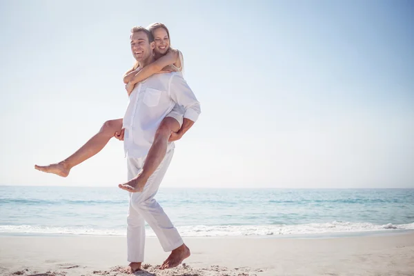 Gelukkig paar hebben plezier op het strand — Stockfoto