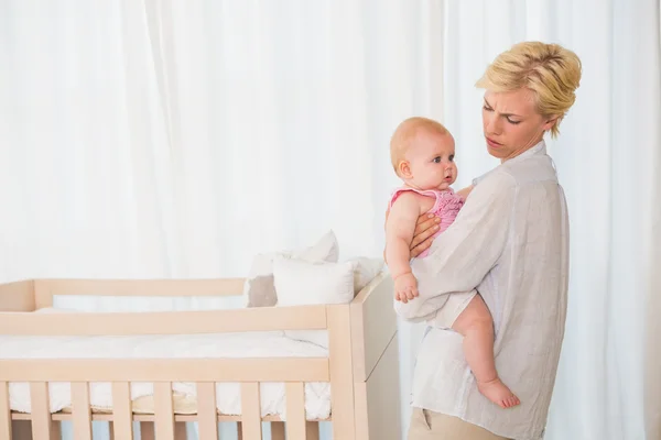 Mãe segurando seu bebê menina — Fotografia de Stock