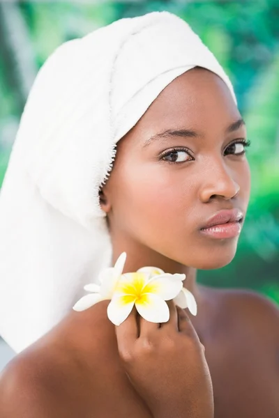 Junge Frau mit Blume — Stockfoto