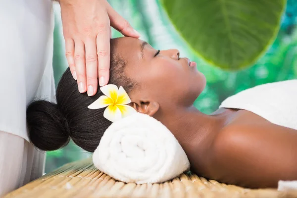 Mujer disfrutando masaje de cabeza —  Fotos de Stock