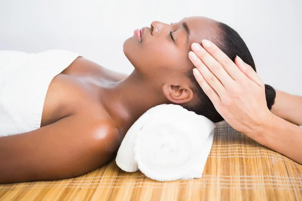 Mulher desfrutando de massagem na cabeça — Fotografia de Stock