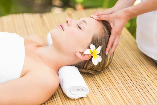 Mujer recibiendo masaje facial — Foto de Stock