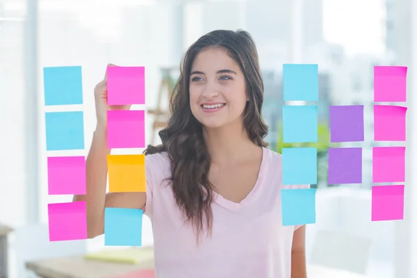 Donne sorridenti che scrivono editor fotografico — Foto Stock