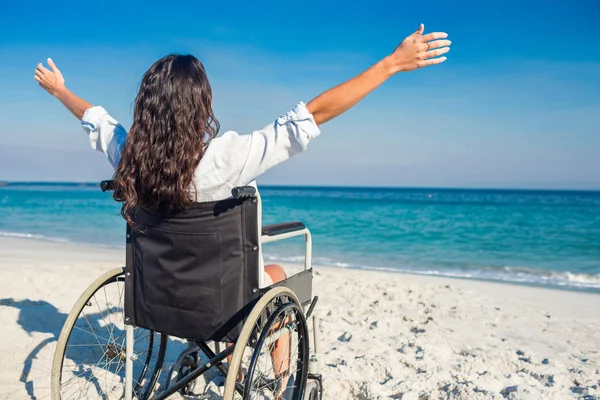 Женщина-инвалид с протянутыми на пляже руками — стоковое фото