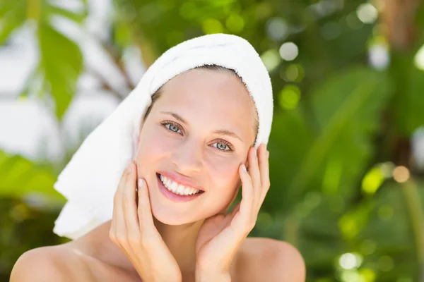 Une femme se préparant pour la journée spa — Photo