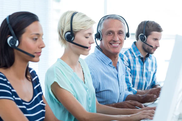 Trabalhadores de call center ocasionais no escritório — Fotografia de Stock