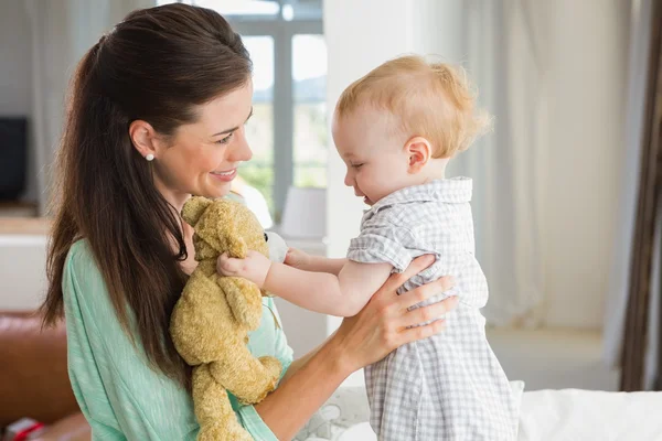 Gelukkig moeder met haar babyjongen — Stockfoto