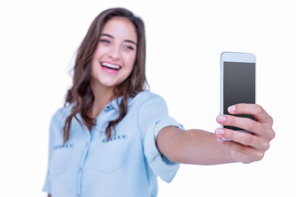 Bella bruna che si fa un selfie con smartphone — Foto Stock