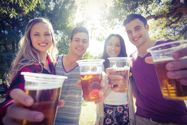Amigos felizes no parque tomando cervejas — Fotografia de Stock