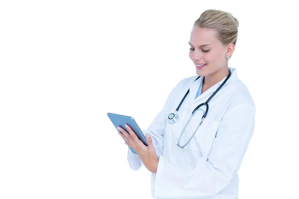 Immagine di giovane medico in piedi con tablet pc — Foto Stock