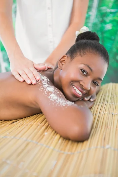 Vrouw genieten van zout scrub massage — Stockfoto