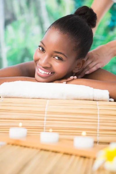 Vrouw genieten van schouder massage — Stockfoto